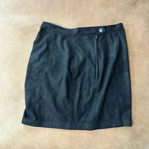 Free People Women's Size XS Ruched Zipper Back Mini Skirt Black Faux Suede - Picture 9 of 10